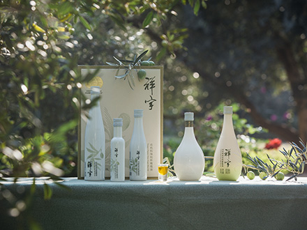 祥宇特級(jí)初榨橄欖油，純手工采摘、精選優(yōu)質(zhì)油橄欖鮮果，用意大利貝亞雷斯全自動(dòng)設(shè)備物理冷榨工藝，在鮮果采摘后8小時(shí)內(nèi)限時(shí)鮮榨而成。