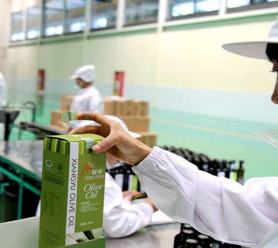 公司國(guó)通“訂單農(nóng)業(yè)”模式，獨(dú)創(chuàng)8小時(shí)限時(shí)鮮榨，從手工采摘、按質(zhì)收購(gòu)、便捷運(yùn)輸、純物理冷榨、充氮低恒溫儲(chǔ)存、灌裝等全程管理，并通過(guò)嚴(yán)格的品質(zhì)控..